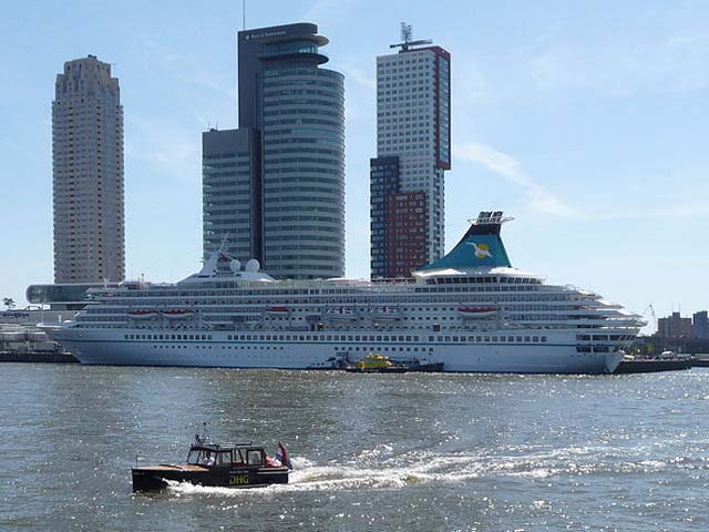 Cruiseschip ms Artania van Phoenix Reisen aan de Cruise Terminal Rotterdam